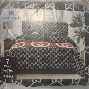 Black and White 7-Piece King Bed Set